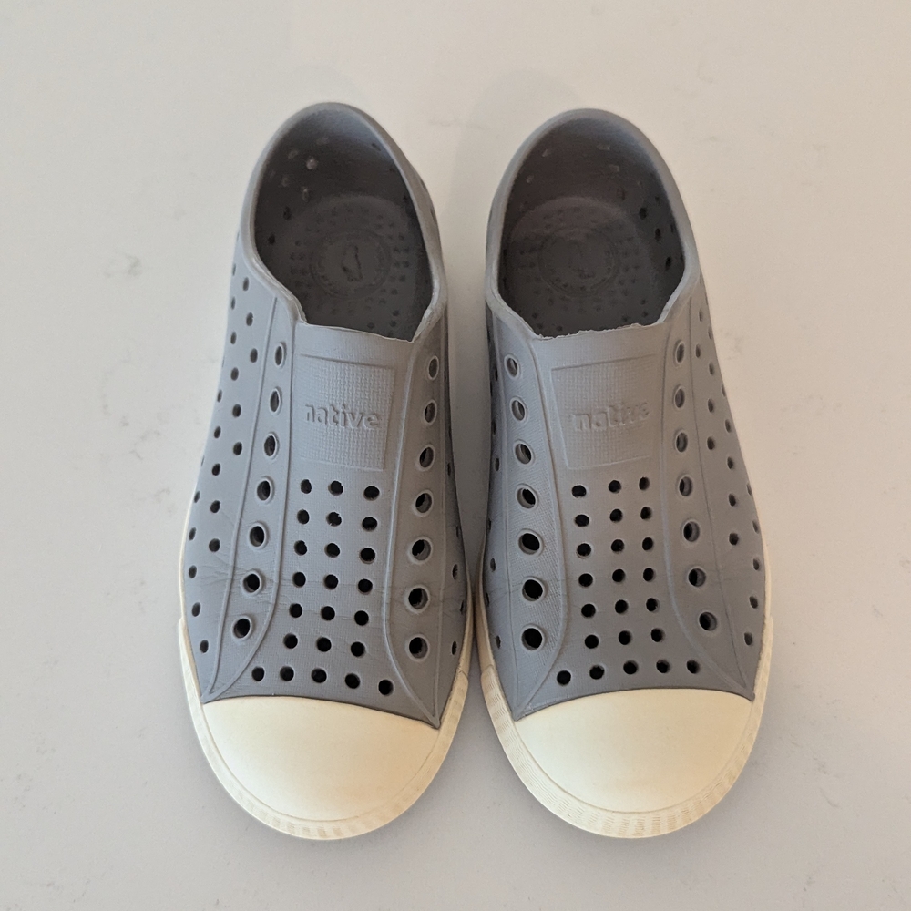Native Jefferson Slip-On Kids Shoes in Light Gray